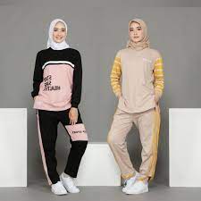 Busana muslim pria terdiri dari bermacam variasi seperti baju koko, baju gamis, baju muslim couple. Harga Setelan Baju Pakaian Olahraga Wanita Terbaik Juni 2021 Shopee Indonesia