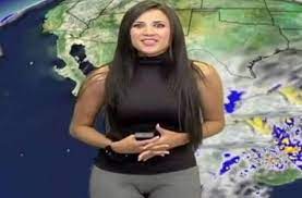 Jilbobs cantik goyang angkat rok sampe keliatan celana dalamnya. Video Kontroversial Celana Terlalu Ketat Bagian Intim Presenter Ini Kelihatan