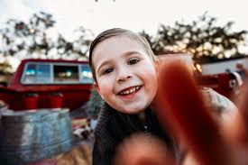 Are "tinker" and "stinker" related in English novels?