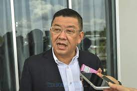 Larry, mezunu londra ekonomi okulu (lse), siyaset bilimi ve ekonomi mezunu olan 29 yaşındaki may ting ile evlendiğinde 27 yaşındaydı. Tan Sri Ting A Colourful Person With That Can Do Spirit