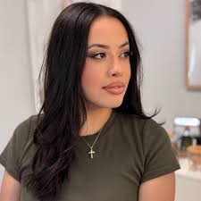 Twenty-FINE ✨ A bronzed glow, soft bombshell curls and that flawless face  card 😮‍💨 • • #hmua @artistrybycolja_ • • • • #birthdayglam #bronzedglow  #softglam #bombshellcurls #voluminouswaves #luxuryglam #glowmakeup #pdxmua  #pdxhairstylist ...