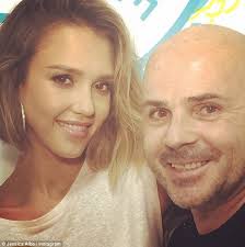 Including short haircuts, updos, medium hairstyles & long hairstyles from 5. Jessica Alba Debuts Short Bob Hairstyle Daily Mail Online