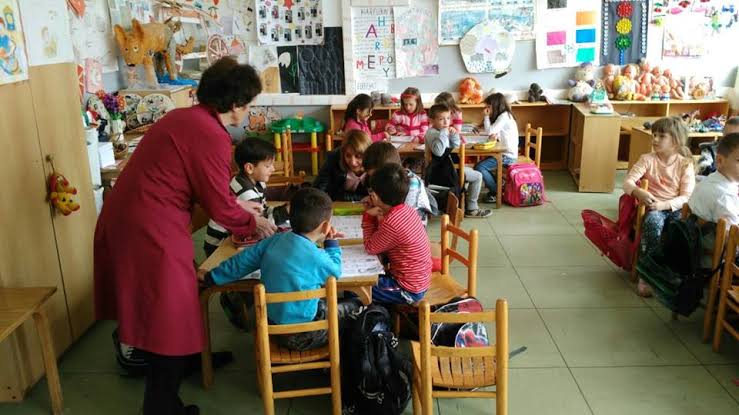 Неажурирањето на податоците во училиштата предизвика статистички разликa во евиденцијата, AI generated