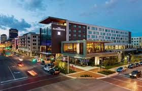 A Top Notch Hotel In Downtown Indianapolis The Alexander Impresses On Account Of Its Stylish Decor Downtown Apartment Pet Friendly Hotels Hotels Design