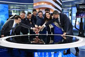 Ook de studio werd licht opgefrist, maar de achtergrond met de brusselse skyline bleef. Stef Wauters Geeft Rondleiding In Nieuwe Vtm Studio Antwerpen Het Nieuwsblad Mobile