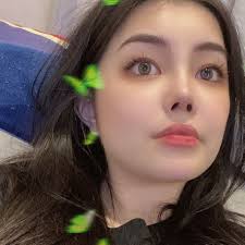 女生的漂亮要么就是纯情自然的很高级去士化要么就带有一点精明聪明的锐利感看上去有人工感也没关系反而会帮你挡掉很多寒酸的男人