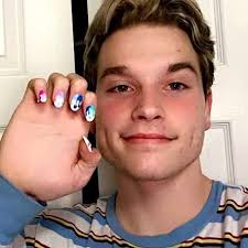 Wegen Nagellack von Schule suspendiert: ER erwirkt Änderung der  Kleidervorschrift