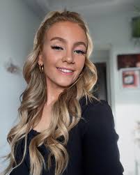 Hi everyone! I'm jaz and 21 years old! I'm flying into Sydney