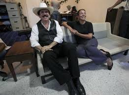 Nacimiento de nieto anima a Zelaya en su refugio