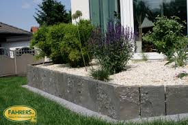 Kiespflanzflache Mit Basaltstelen Abgrenzung Pflanzen Stutzmauer Mauer