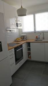 Cuisine Blanche Bois Ikea En L Carrelage Au Sol Gris Et Credence Metro Blanc Em 2020 Cozinha Modulada Cozinha Cozinha Nova