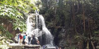 Air terjun ini memiliki dua curahan air, curahan pertama memiliki ketinggian hampir 20 meter. Pesona Air Terjun Guruh Gemurai Di Riau Halaman All Kompas Com