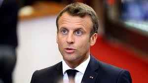 Emmanuel macron‏подлинная учетная запись par pitié, représentez vous ! lance @jlmelenchon à emmanuel macron. France Emmanuel Macron Tente De Redorer Son Image Aupres Des Jeunes