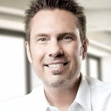 Design: Logo: An Exploration of Marvelous Marks, Insightful Essays, and  Revealing Reviews: Glitschka, Von, Howalt, Paul: 9781592538720: Amazon.com:  Books