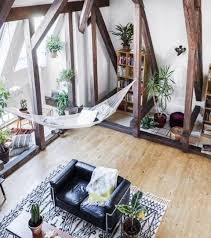 On Adopte Le Hamac A L Interieur Design D Interieur De Grenier Decoration Maison Deco Interieure