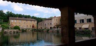 Successivamente le terme di bagno vignoni, conobbero il periodo di maggior prestigio sotto l'efficientissimio stato senese, divenendo ambito centro di cura e di riposo, accogliendo fra gli altri santa caterina da siena e lorenzo dei medici detto il magnifico. Terme Libere Di Bagno Vignoni Parco Dei Mulini