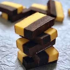 Comro dibuat dengan menggunakan adonan parutan singkong yang dibentuk bulat lonjong. 110 Ide Kue Basah Kue Resep Makanan