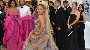 Pop star ariana grande has married her fiance dalton gomez in a tiny and intimate wedding. Ariana Grande Shares Photos From Her Wedding At Home Cnn