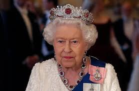 From old portuguese raỹa, reỹa, from latin rēgīna. Por Que A Tiara Usada Pela Rainha Elizabeth Em Jantar Com Trump Deu O Que Falar Donna