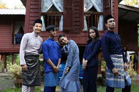 Sila klik untuk menonton video penuh. Raikan Syawal Dengan Amira Rose Lakonan Aiman Hakim Farah Nabilah Utusan Borneo Online