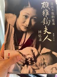 中午到泰國店買食材，看到泰式竹籃，這款比我家的小ㄧ點，想了下，決定買回家！  泰國華僑老闆說，此竹籃裝糯米飯用，大的裝白飯，使用方式是，在竹籃內放入乾淨的白沙布後，填入米飯。泰國人下田前，喜歡帶上竹籃裝白飯，再配綠咖哩等食用。  怪不得竹籃上還有條繩，方便側 ...