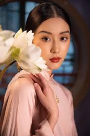 Traditional Vietnamese costume worn by royalty?