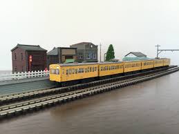停車中の南武線101系 canal structures