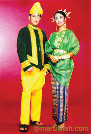 Baju kurung terbahagi kepada dua iaitu. Pakaian Tradisional Malaysia Maruwiah Ahmat