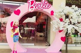 1980lerin başlarında guadalajara karteli için çalışan meşhur uyuşturucu baronu el chapo'nun hayatını konu alan dizide, baronun 2016'daki çöküşüne kadar yaşanan olaylar ele alınıyor. El Chapo S Wife Throws Daughters Barbie Themed Party El Chapo S Wife Throws Twin Daughters Ov Barbie Birthday Party Barbie Theme Party Barbie Party Decorations
