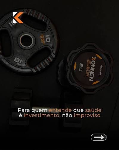 Duas mulheres no salão de treino da Konnen Black, com o símbolo da academia ao fundo