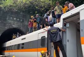 Pernyataan itu terkait seorang mahasiswi diii kebidanan stikes syedza saintika padang, andini dwi rahma (20) yang dinyatakan meninggal dunia usai ditabrak kereta api minangkabau ekspres (ka 24), kamis (29/7/2021) sekitar pukul 09.00 wib. Tragedi Kereta Api Taiwan Puluhan Disahkan Maut Kerja Menyelamat Berdepan Kesukaran Astro Awani