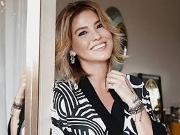 Gülben ergen'in tam yaşı : Gulben Ergen Bana Unutmayin Ki Hicbir Sey Olmaz Sozunu Nft Olarak Satisa Cikardi Magazin Haberleri Ntv