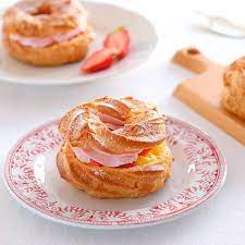 paris brest 苺のパリブレスト 4月のお菓子教室メニューです パリブレストは 自転車レースパリブレストパリの開催を記念して考案された自転車の車輪の形をしたお菓子ですwikipediaより サクサクのシュー生地に 春らしく苺クリームと クレームパティシエール もちろん