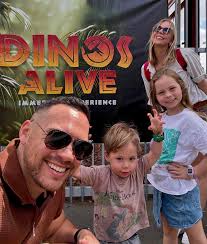 👉 Get your tickets: https://bit.ly/DinosAliveImmersive 🚀 Gather the whole  crew and dive into the prehistoric world at @dinosaliveexhibition! 🦖✨  👨‍👩‍👧‍👦 Experience life-sized dinosaurs, interactive exhibits, and tons  of dino-mite fun for all