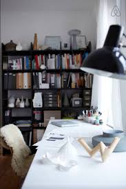 Idee Zur Gestaltung Des Home Office Grosser Schreibtisch Am Fenster Bucherregale Im Hintergrund Arbeitszimme Wohnung Grosser Schreibtisch Ideen Fur Wg Zimmer