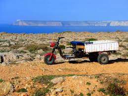 Südwestlich von sagres auf einer ein kilometer langen und etwa 300 meter breiten landzunge mit steil abfallenden klippen, der ponta de sagres, befindet sich das fort 'fortaleza de sagres', ein nationaldenkmal von überragender bedeutung. Fortaleza De Sagres Die Festung Von Sagres In Der Algarve Portugal