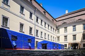 The property is 500 feet from the great square and 800 feet from the little square. Maraton De Vaccinare La Muzeul Brukenthal Din News Ro
