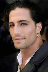 Damiano David indossa un trench della stilista francese Marine Serre,della  collezione Primavera Estate 2025🌟Los Angeles