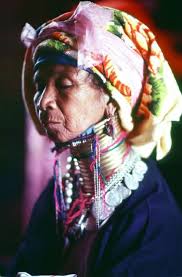 Asia Portrait Of An Elderly Padaung Woman Wearing Brass Neck Rings And A Traditional Headdress Myanmar C Neck Rings Beauty Around The World Pretty Scarves