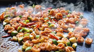 Tips:puedes acompañar con verduras en listones al vapor. Camarones Con Vegetales En La Plancha Esta Comida Estuvo Lista En Menos De 5 Minutos Youtube
