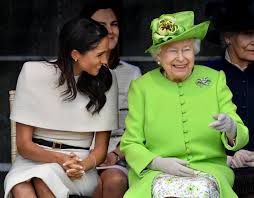Dronning elizabeth ii er dronning af det forenede kongerige og nordirland samt de øvrige medlemmer af commonwealth, der tæller 16 selvstændige lande med canada. Nu Har Dronning Elizabeth Og Hertuginde Meghan Veninde Oreringe Se Og Hor