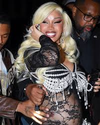 Am I the ̶D̶r̶a̶m̶a̶ Mama? Now that she's announced she's pregnant with  Baby No. 4, Cardi B has ditched the oversized jackets and fur coats to  (finally) show off her baby bump.⁠ ⁠ (