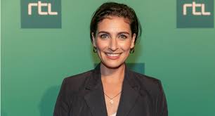 In 2018 heeft ze haar contract bij de commerciële zender. Dit Droeg Vivienne Van Den Assem Tijdens Rtl Boulevard Monstyle