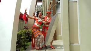 Kalambi dipakai oleh lelaki dan wanita. Busana Iban Dan Kayan Wakili Kalbar Di Parade Busana Daerah Nusantara Tribun Pontianak