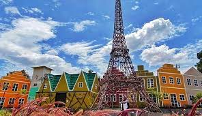 Devoyage bogor menawarkan taman tematik ala eropa dengan berbagai spot foto cantik. Lokasi Dan Jam Buka Devoyage Bogor Serunya Berwisata Serasa Di Eropa Daka Tour