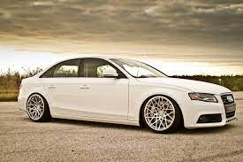 Gambar lelaki di kereta audi a4 sportback. Audi A4