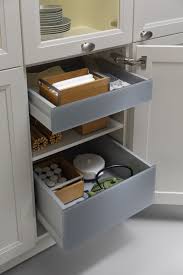 Bastelzimmer organisieren haushalt organisieren badezimmer schrank organisation nähzimmer so organisiert man sein geschirr in der küche. Stauraum In Der Kuche 7 Clevere Ideen Und Tipps Fur Mehr Platz Kuchenfinder Kuchenschrank Kuchen Planung Kuchenschranke Organisieren