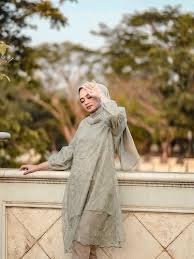 Anda bisa mengkombinasikannya dengan rok atau celana karena baju kebaya modern tunik biasanya memiliki panjang hingga dibawah lutut saja. 8 Inspirasi Baju Kondangan Simpel Pakai Celana Cocok Untuk Hijabers