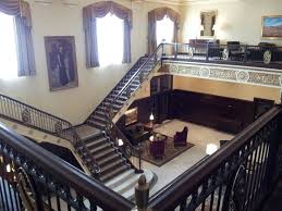 Settles Hotel Grand Staircase This Hotel In Big Spring Tx Was Built In 1929 It Was Empty For Years Until A Man Decided To Grand Staircase Big Spring Hotel