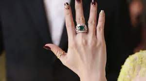 Heart Evangelista S Emerald Ring I Love The Craftmanship Of It Wish I Know The Brand Name Would Be A Nice Enga Heart Evangelista Best Engagement Rings Rings